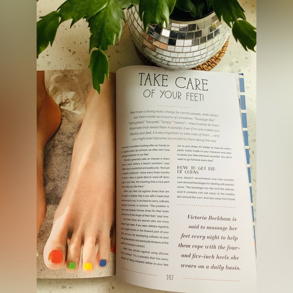 Paris Street Style Shoes Book by Isabelle Thomas & Frederique Veysset - Picture 5 of 7